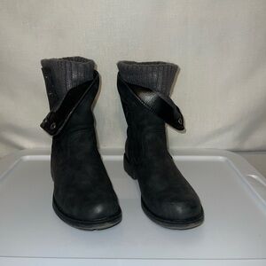 Lukee by MUK LUKS. Dark Gray. Snap closure, sweater material at top. Size 9